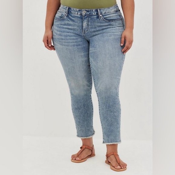 Torrid Crop Boyfriend Straight Vintage Stretch Mid-Rise Jeans Size 12 - Picture 2 of 13